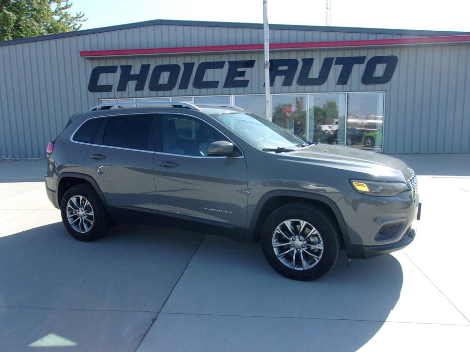 Used 2019 Jeep Cherokee Latitude Plus w/ Cold Weather Group AWD/4WD image 2