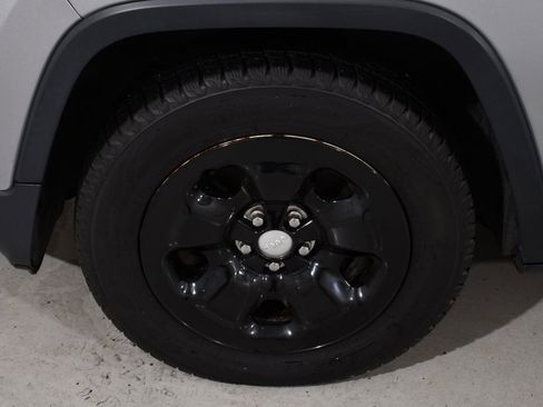 Used 2015 Jeep Cherokee Sport image 24