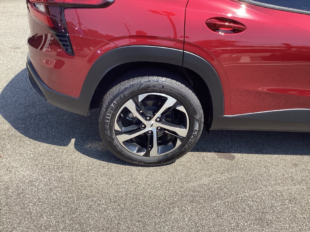 Used 2024 Chevrolet Trax RS FWD image 23