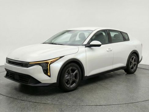Used 2025 Kia K4 LXS image 3