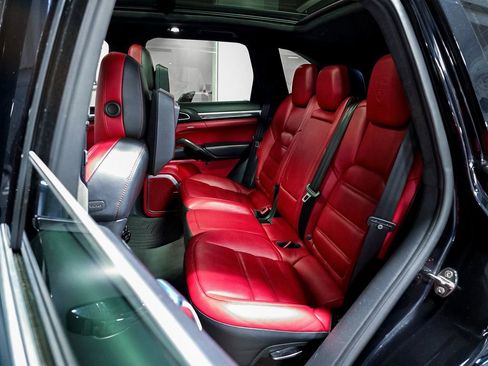 Used 2015 Porsche Cayenne Turbo image 19