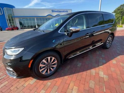 Used 2023 Chrysler Pacifica Limited FWD image 5