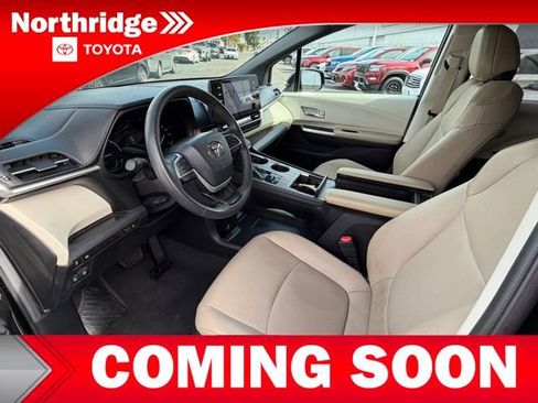 Used 2024 Toyota Sienna XLE image 5