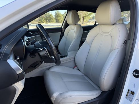 Used 2022 Genesis G70 2.0T image 35