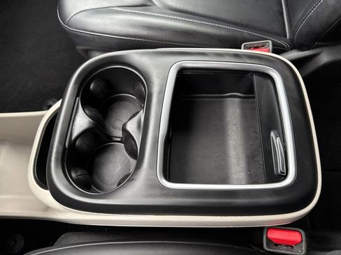 Used 2024 Chrysler Pacifica Touring-L image 25