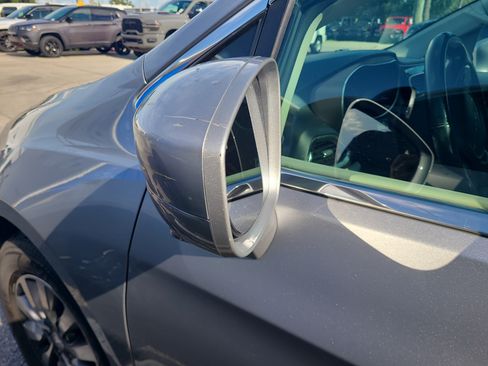 Used 2019 Chrysler Pacifica Touring-L Plus w/ Advanced Safetytec Group FWD image 9
