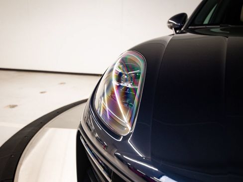 Certified 2023 Porsche Macan AWD/4WD image 13