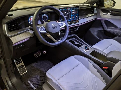 New 2025 Volkswagen Tiguan SE R-Line image 8