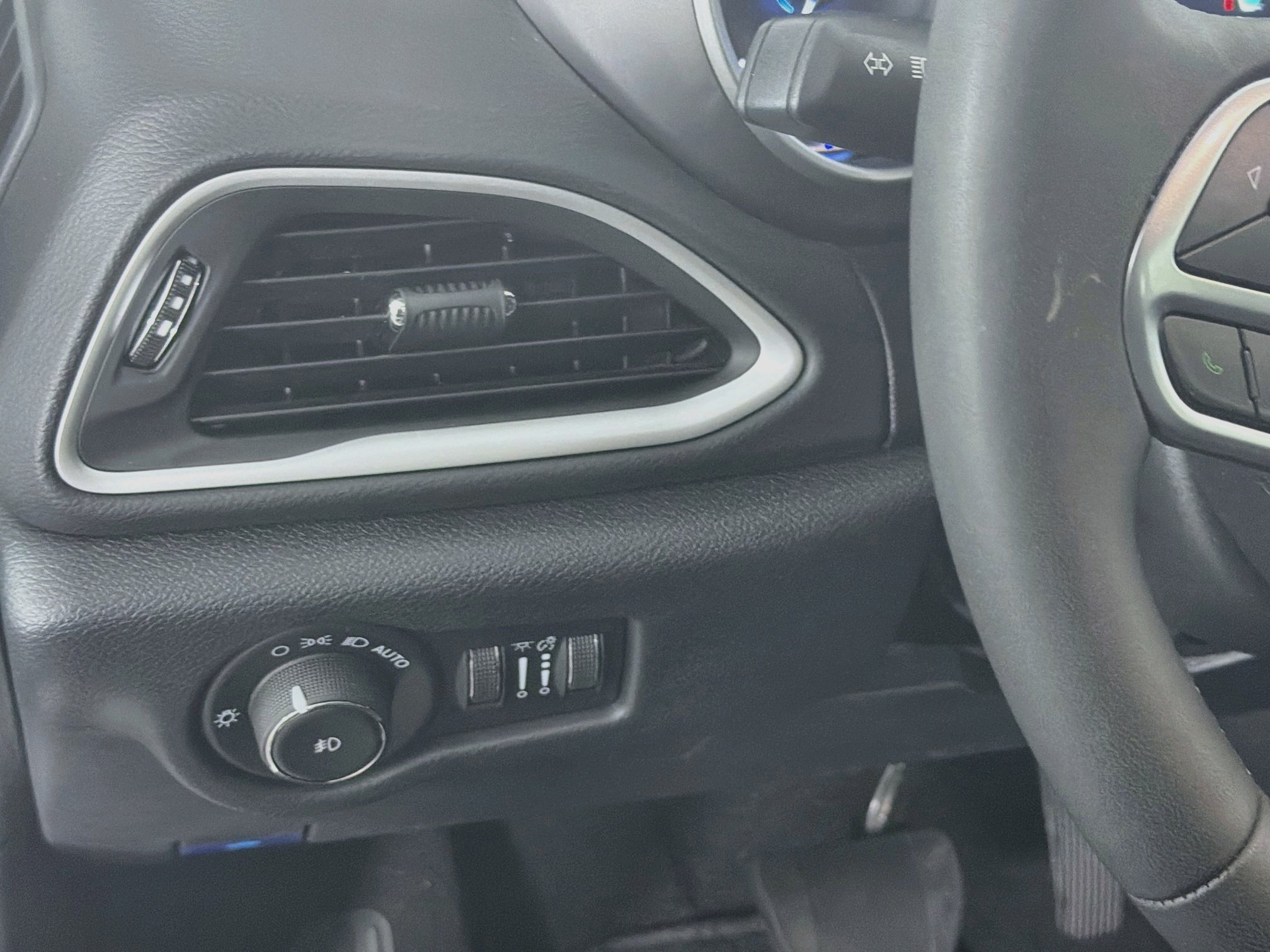 Used 2025 Chrysler Pacifica Select FWD image 17