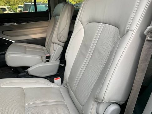 Used 2022 Jeep Wagoneer Series III w/ Rear Seat Video Group 1 AWD/4WD image 16