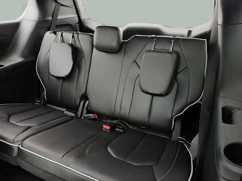 Used 2024 Chrysler Pacifica Premium image 26