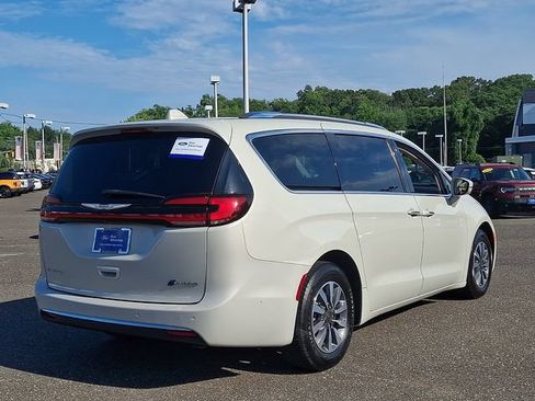 Used 2021 Chrysler Pacifica Touring-L w/ Uconnect Theater Family Group FWD image 6