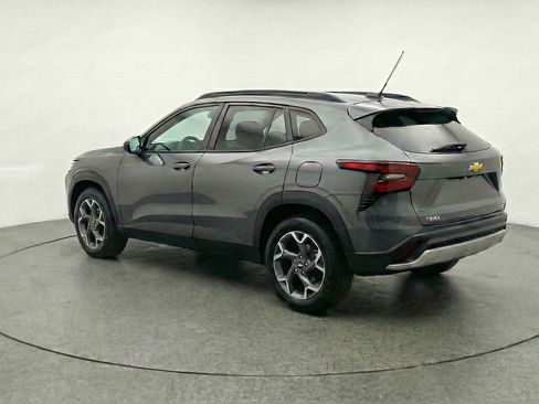 Used 2025 Chevrolet Trax LT w/ LT Convenience Package FWD image 6