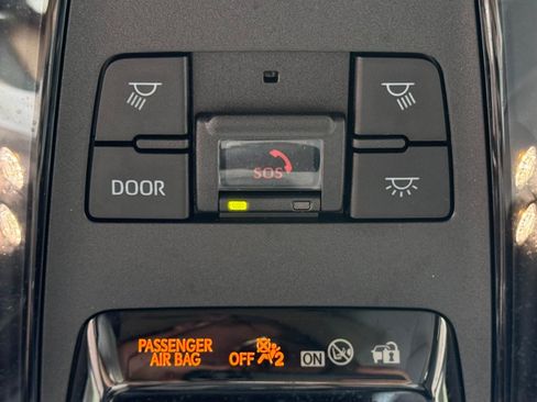 Used 2023 Toyota Venza LE AWD/4WD image 16