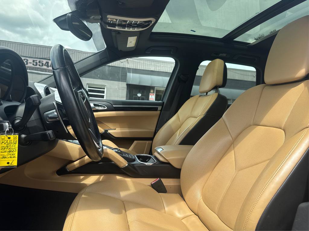 Used 2016 Porsche Cayenne w/ Premium Package AWD/4WD image 9