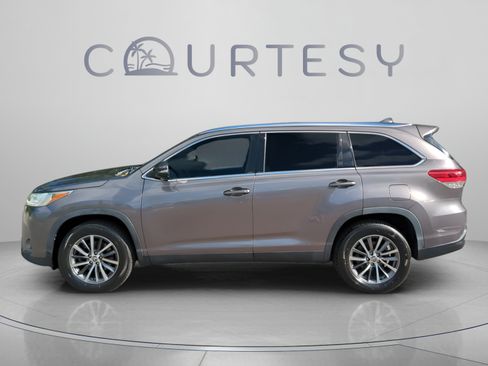 Used 2019 Toyota Highlander XLE FWD image 4