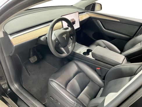 Certified 2023 Tesla Model Y Long Range AWD/4WD image 9