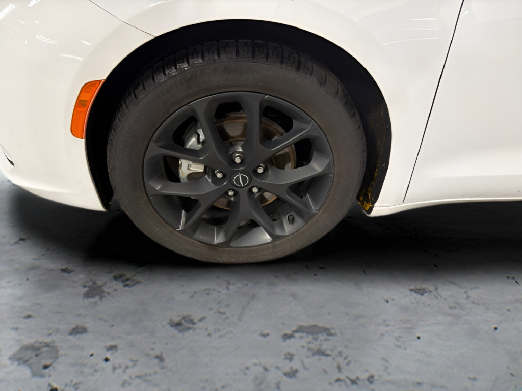 Used 2025 Chrysler Pacifica Limited FWD image 28