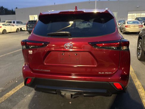 Certified 2024 Toyota Highlander XLE AWD/4WD image 9