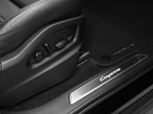 Certified 2023 Porsche Cayenne AWD/4WD image 18