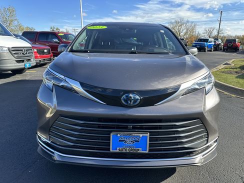 Used 2023 Toyota Sienna Platinum image 9