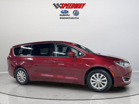 Used 2018 Chrysler Pacifica Touring Plus FWD image 3
