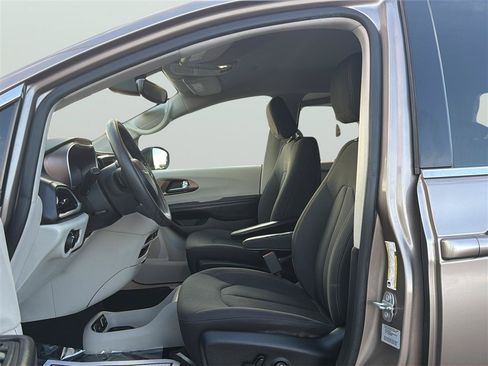 Used 2017 Chrysler Pacifica Touring FWD image 12