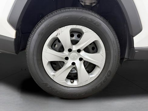 Used 2022 Toyota RAV4 LE image 10