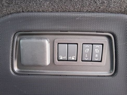 Used 2024 Cadillac Escalade Premium Luxury RWD image 7