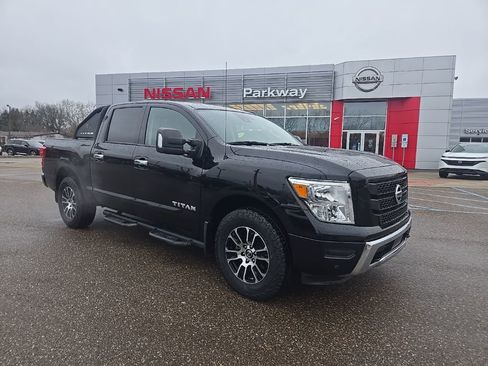 Used 2021 Nissan Titan SV w/ SV Convenience Package image 1