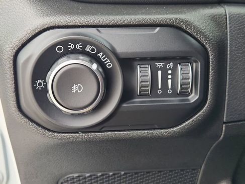 Used 2018 Jeep Wrangler Unlimited Sahara AWD/4WD image 18