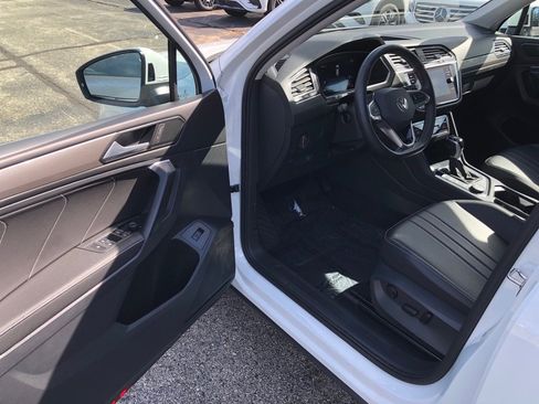 Used 2024 Volkswagen Tiguan SE image 10