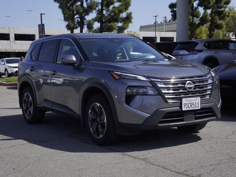 Used 2025 Nissan Rogue SV FWD image 2