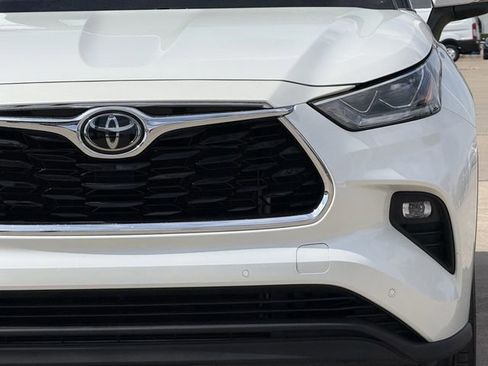 Used 2021 Toyota Highlander Limited image 11