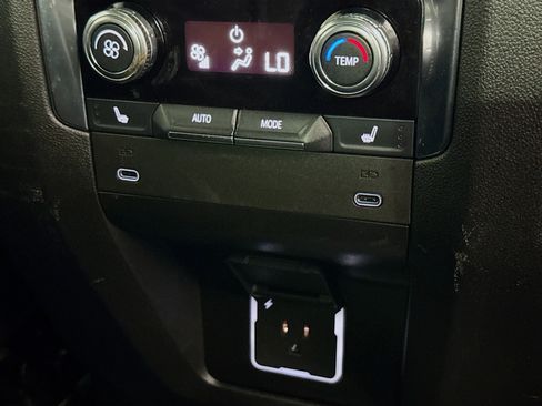 Used 2025 GMC Yukon XL Denali RWD image 42