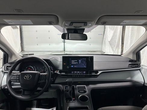 Used 2025 Toyota Sienna LE image 42