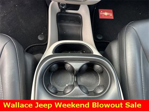 Used 2023 Chrysler Pacifica Touring-L image 23