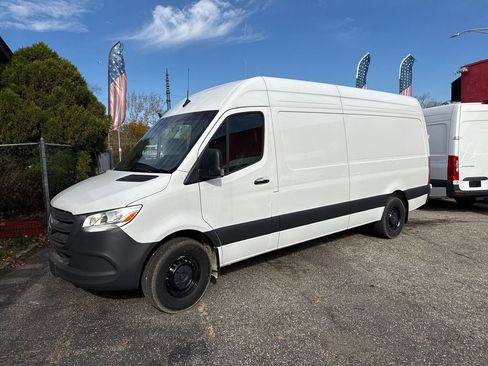 Used 2025 Mercedes-Benz Sprinter 2500 image 2