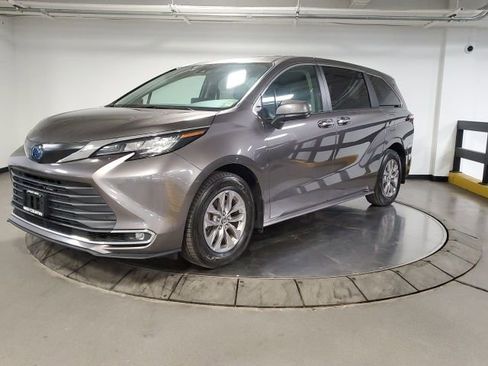 Used 2022 Toyota Sienna XLE image 4