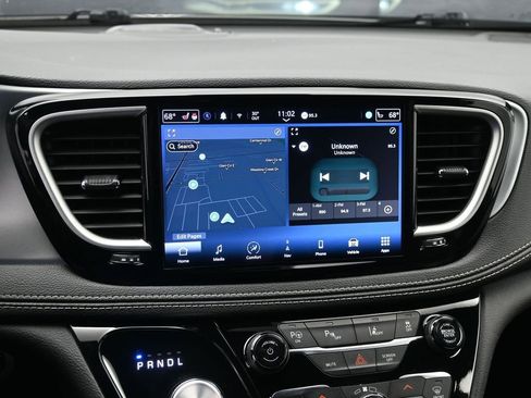 Used 2024 Chrysler Pacifica Limited FWD image 16