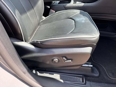 Used 2023 Chrysler Pacifica Limited w/ S Appearance Package FWD image 13