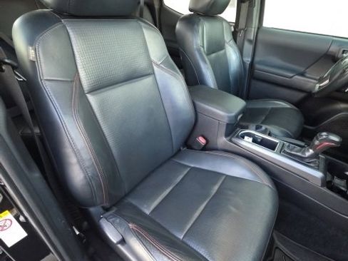 Used 2019 Toyota Tacoma Limited image 22