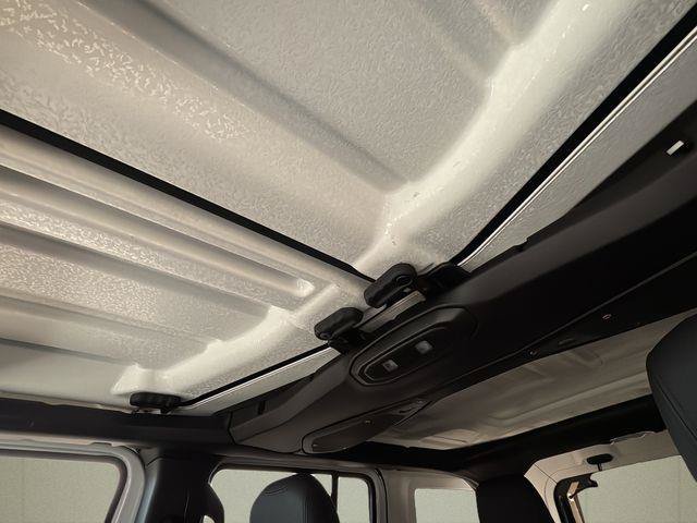 Used 2025 Jeep Wrangler Unlimited Sahara AWD/4WD image 40