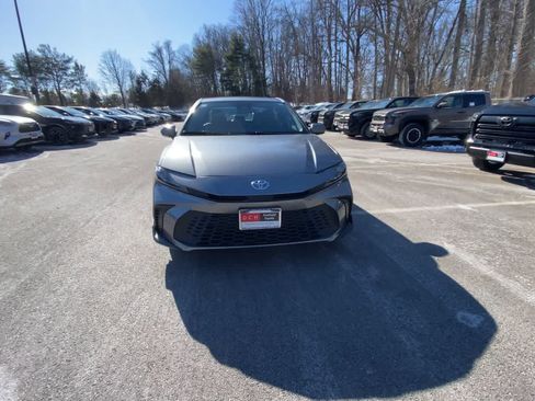 Used 2025 Toyota Camry SE image 3