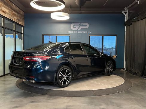 Used 2019 Toyota Camry SE FWD image 3