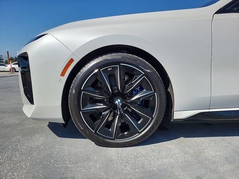 Used 2023 BMW i7 xDrive60 w/ Executive Package 2 AWD/4WD image 5