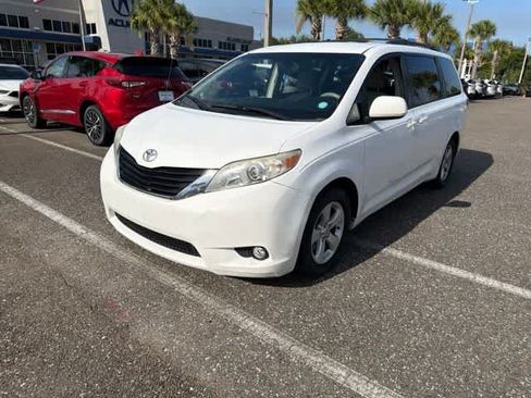Used 2012 Toyota Sienna LE FWD image 2
