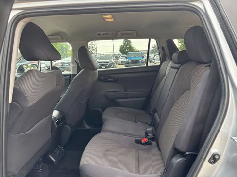 Used 2025 Toyota Highlander LE FWD image 26