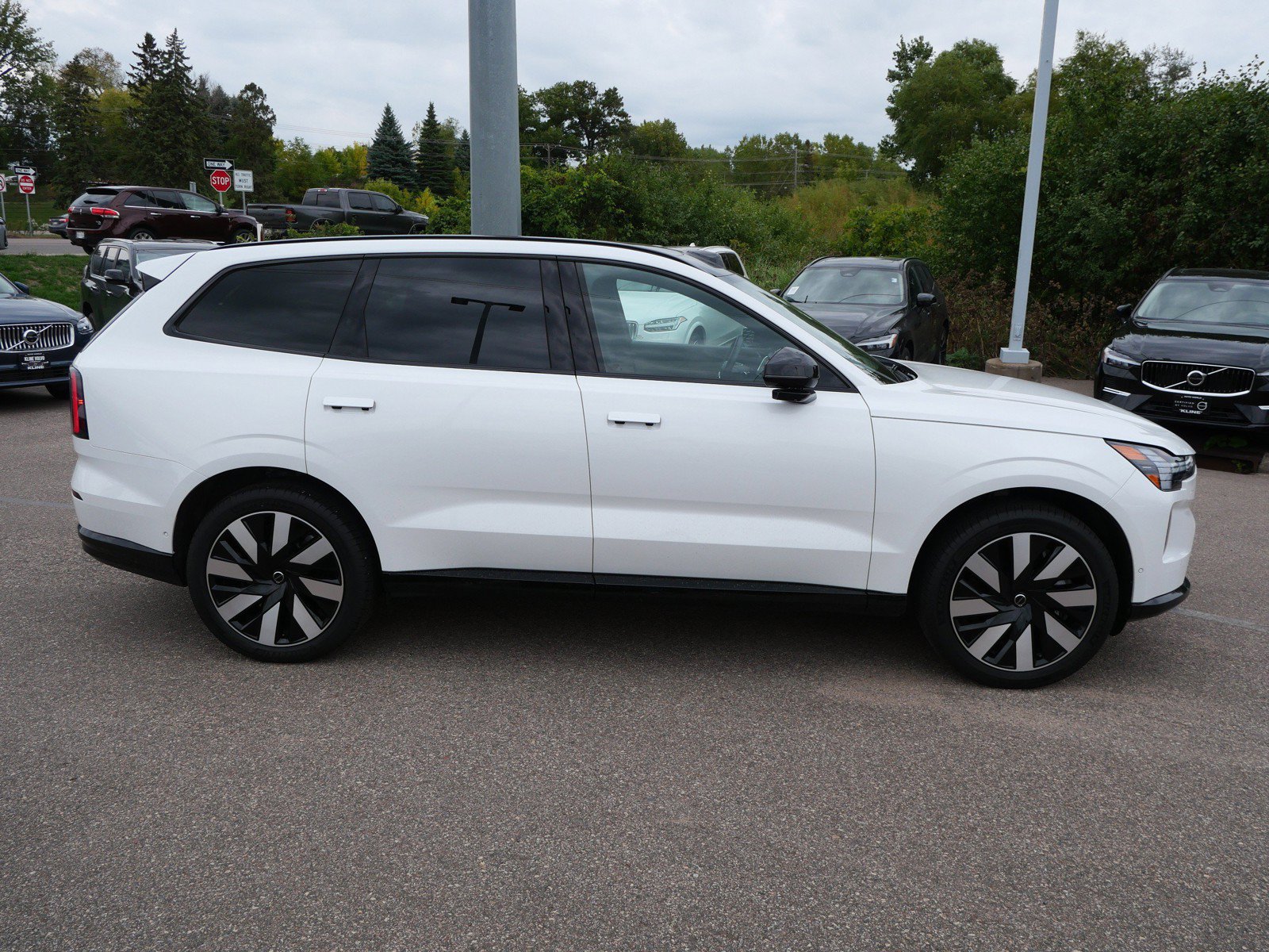 Certified 2025 Volvo EX90 Plus AWD/4WD image 8