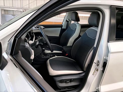 Used 2025 Volkswagen Taos SE w/ Panoramic Sunroof Package image 27